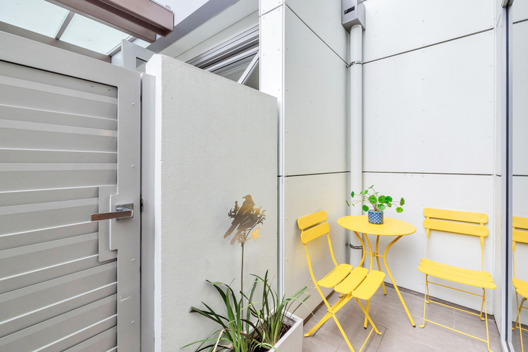 Others 5, Chic 3 Bedroom City Central with Parking, Waitakere