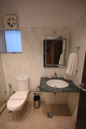 Bathroom 2, Fairvacanze Inns & Suites Lucknow, Lucknow