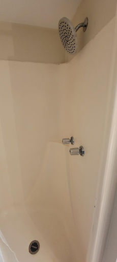 Bathroom 3, Atol Quad 4, Cameron