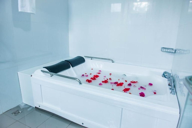 Bathroom 4, Xen Midu