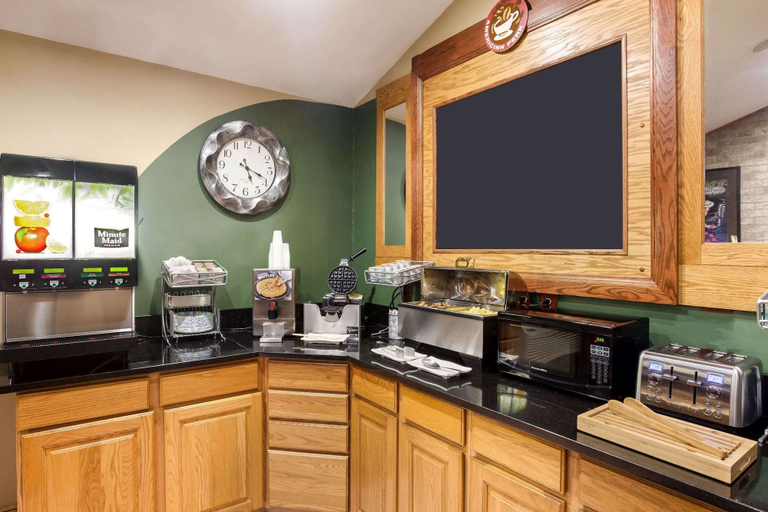 Food & Drinks 5, AmericInn by Wyndham Tomah, Monroe