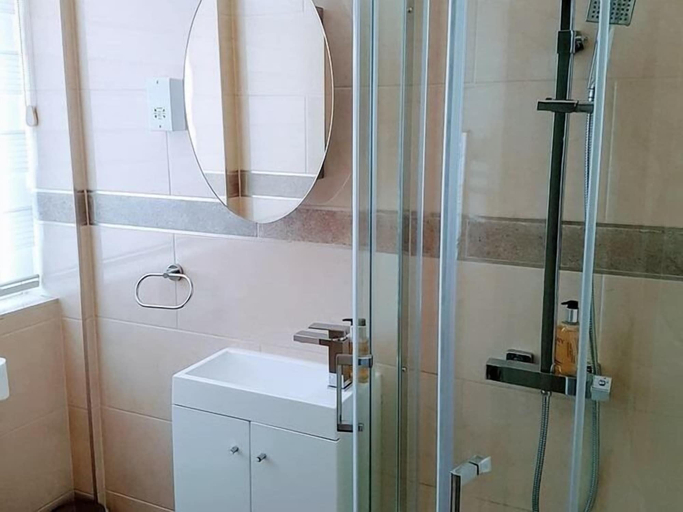Bathroom 4, Forest House Hotel, London
