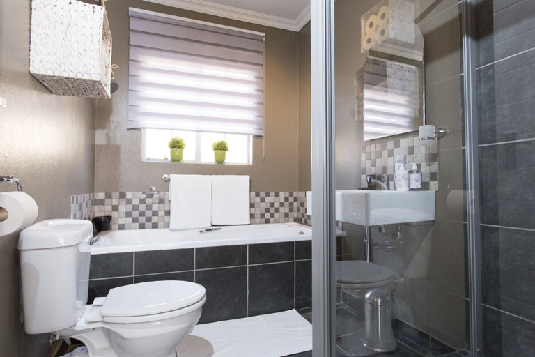 Bathroom, 3 Lux Suites, Nkangala