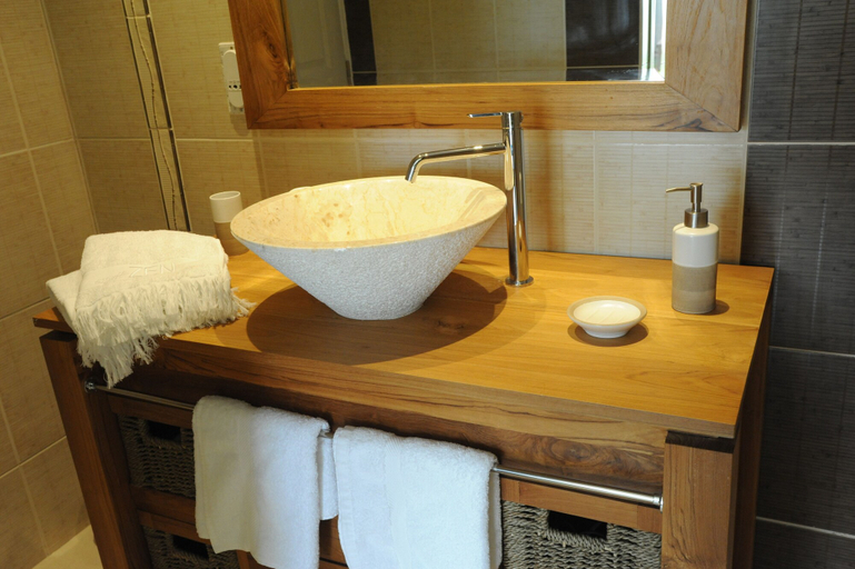 Bathroom 5, Leu Bleu Austral, Saint-Leu