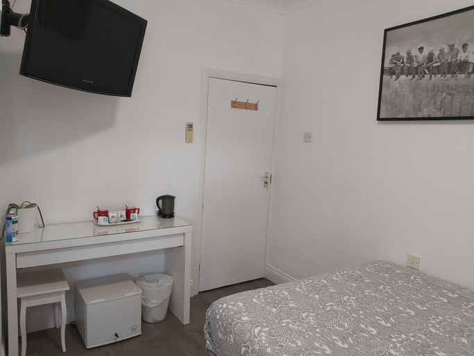 Bedroom 2, Abbey Point Hotel, London