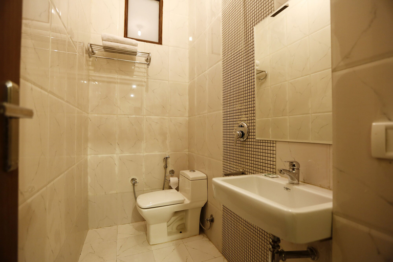 Bathroom 5, Airport Hotel Chanakya, Delhi