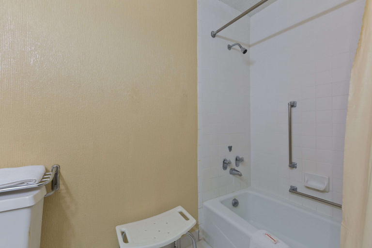 Bathroom 5, Knights Inn Brenham, Washington