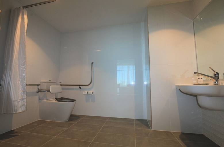 Bathroom 5, Rydges Gold Coast Airport, Gold Coast