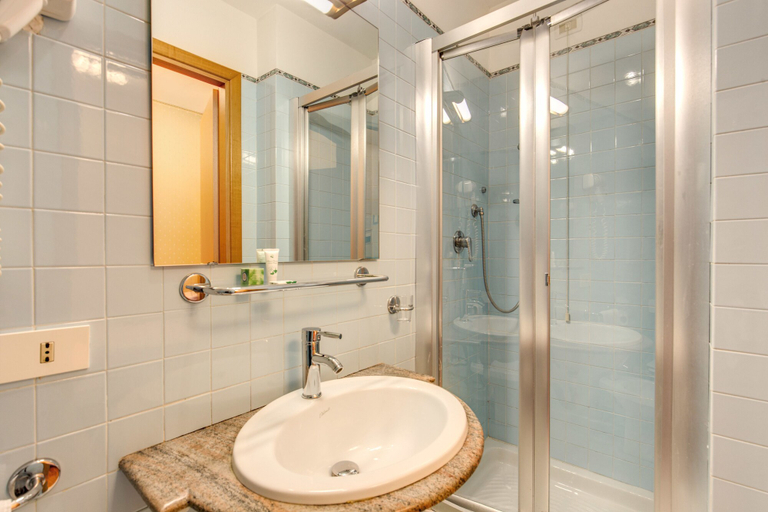 Bathroom 5, Flower Garden Hotel Rome, Rome