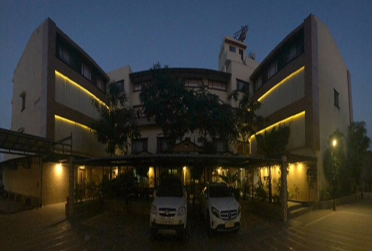 Exterior & Views