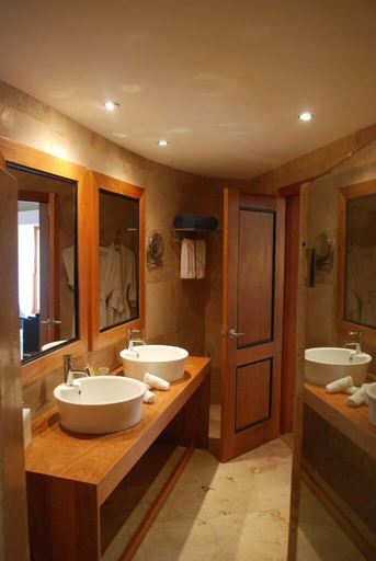 Bathroom 5, Bannister Hotel & Yacht Club, Santa Bárbara de Samaná