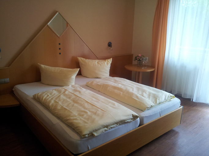 Bedroom 4, Hotel Löwen Garni - B&B, Ortenaukreis