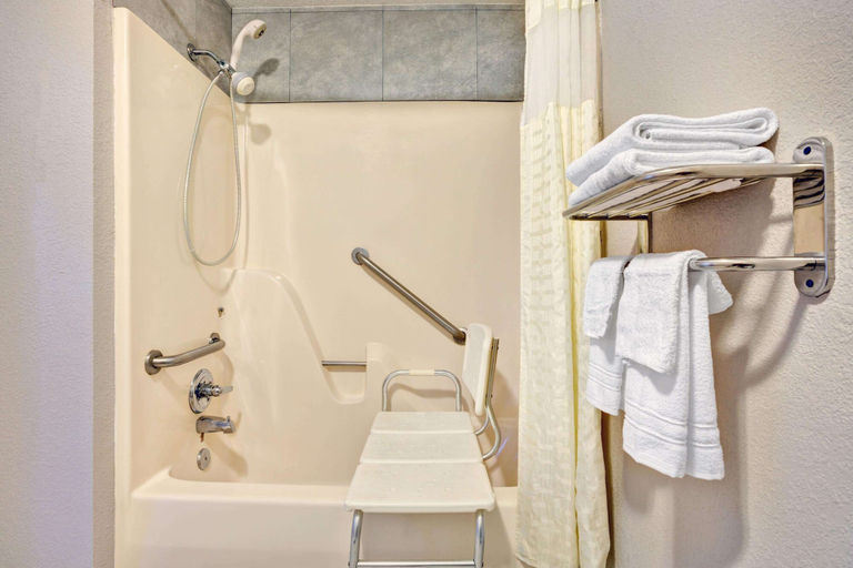 Bathroom 5, Days Inn by Wyndham Hernando, Desoto