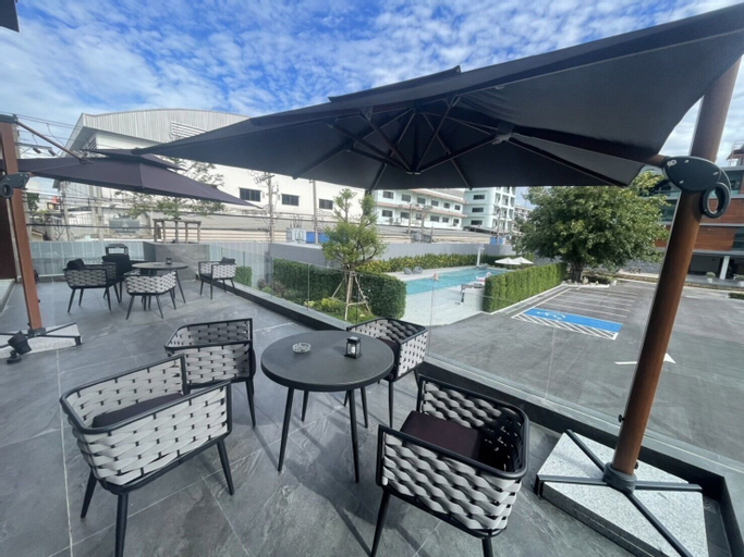 Exterior & Views 20