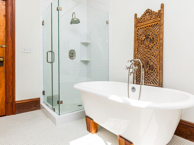Bathroom 4, Officers Row, Chatham