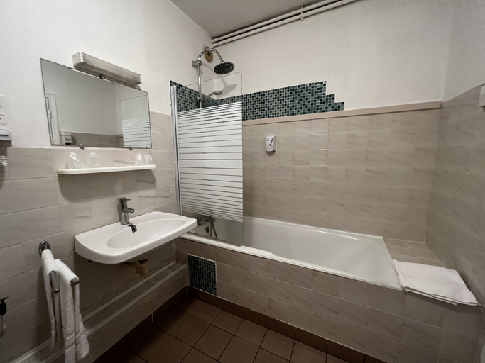 Bathroom 4, Hotel Les Montois, Manche