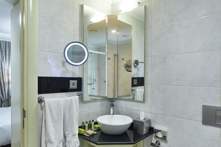 Bathroom 5, Doubletree By Hilton Hotel Izmir - Alsancak, Konak