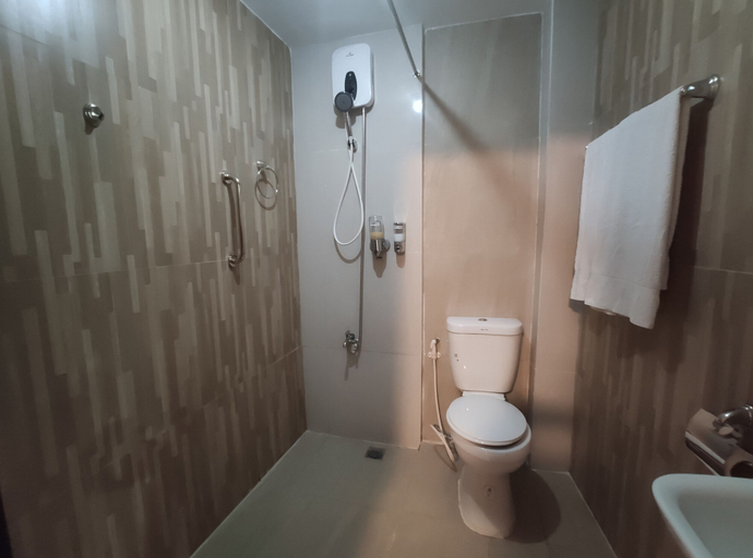 Bathroom 5, Nikita's Place Hotel, Calapan City