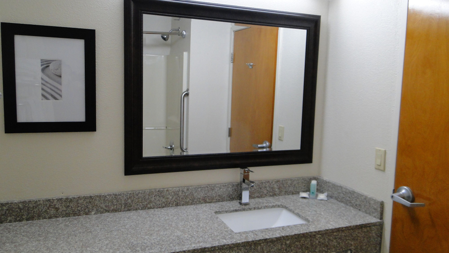 Bathroom 4, Quality Inn Clinton - Knoxville North, Anderson