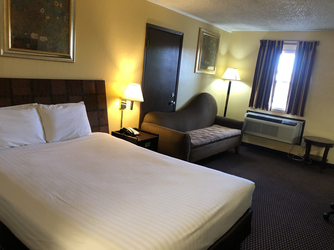 Bedroom 4, Nendels Inn & Suites, Ford