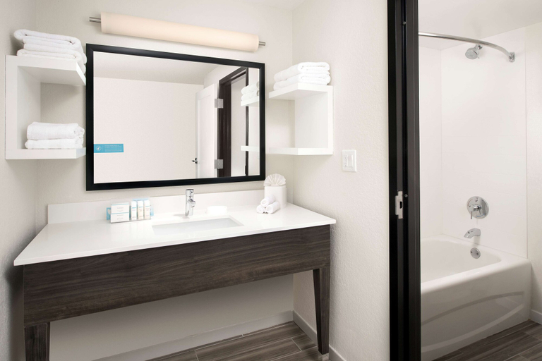 Bathroom 4, Hampton Inn & Suites Anaheim Garden Grove, Orange