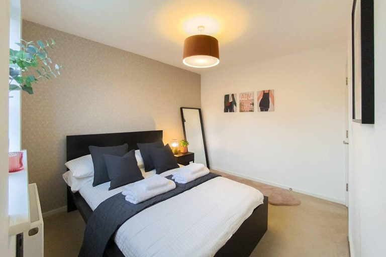 Bedroom 3, Stunning 4 Bed House With Cinema Room & Parking, Manchester