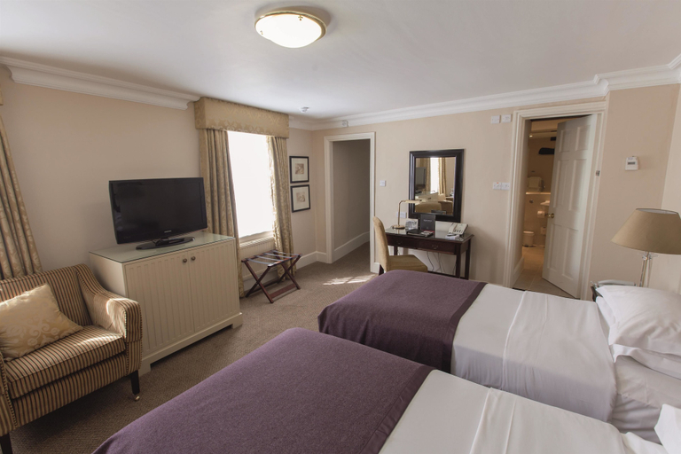 Bedroom 2, Macdonald Bear Hotel, Oxfordshire
