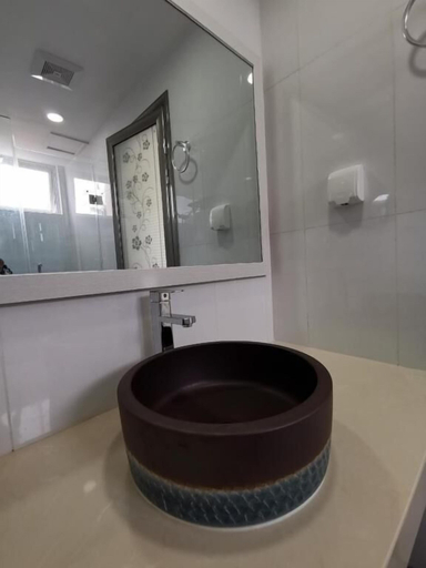 Bathroom 4, Xen Midu
