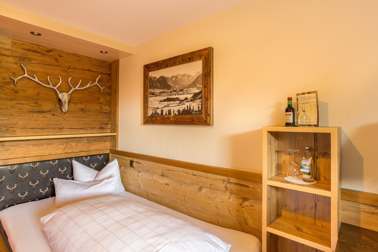 Bedroom 3, Alpenhotel Oberstdorf – ein Rovell Hotel, Oberallgäu