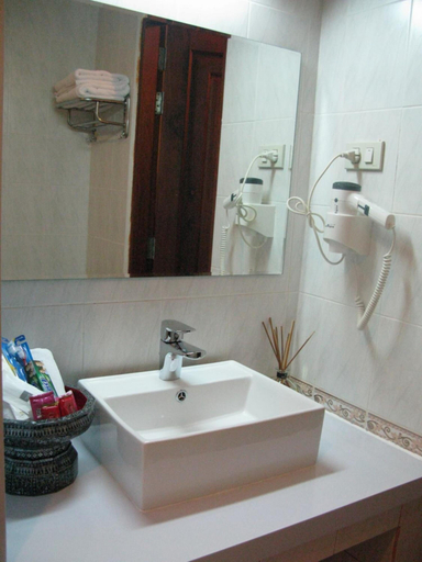 Bathroom 4, Chanthapanya Hotel, Vientiane