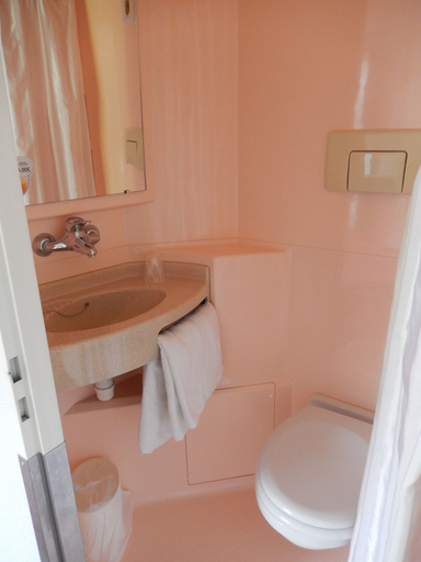 Bathroom 5, Premiere Classe Saintes, Charente-Maritime