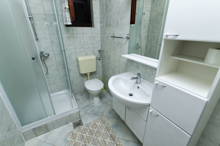 Bathroom 3, Apartments Mime, Pirovac
