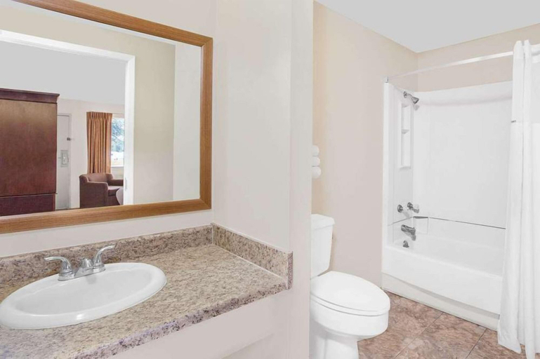 Bathroom 3, Courtyard Hotel & Event Center, Crockett