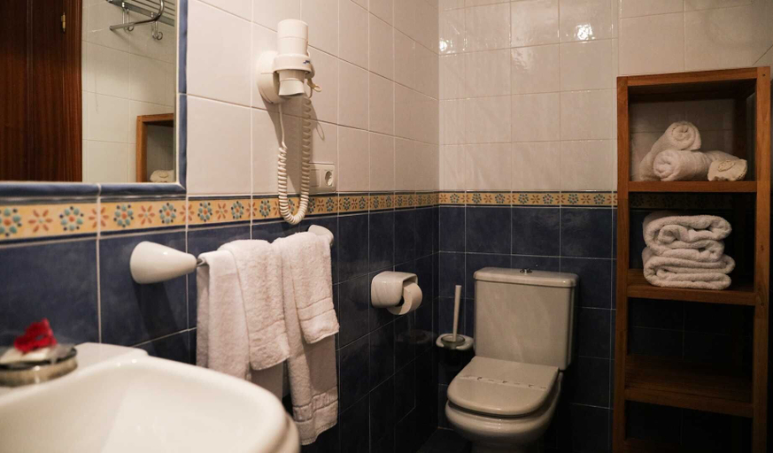 Bathroom 2, Apartamentos Tapia, Asturias