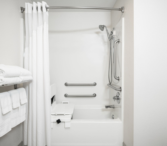 Bathroom 5, Holiday Inn Express & Suites CLINTON by IHG, Clinton