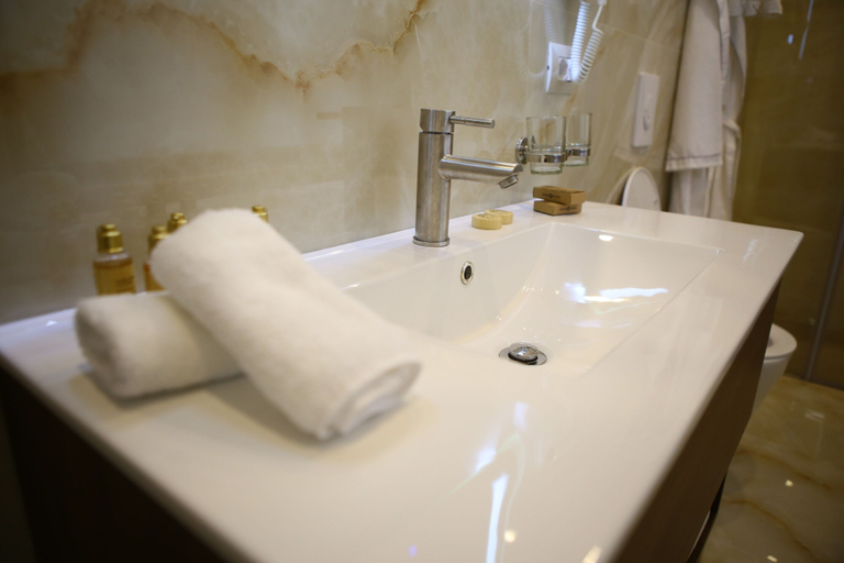 Bathroom 5, Hotel Colombo, Beratit