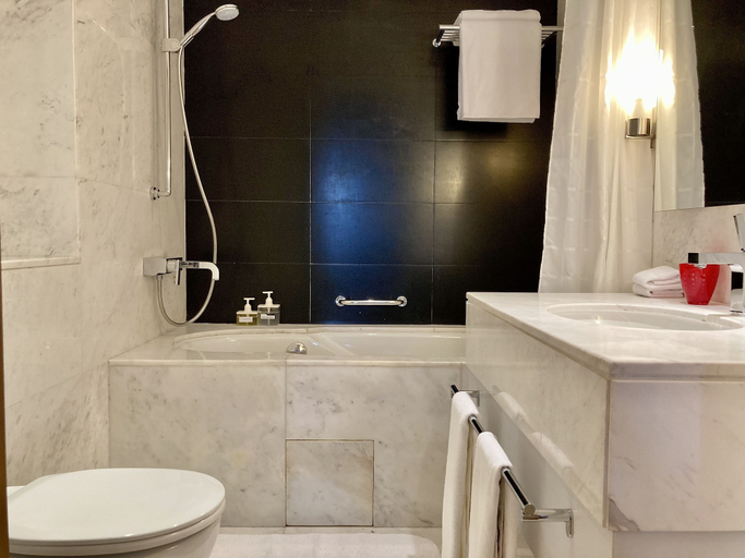 Bathroom 3, SuperHost- Classy Apt With Incredible Partial Fountain View I Address Dubai Mall, Dubai