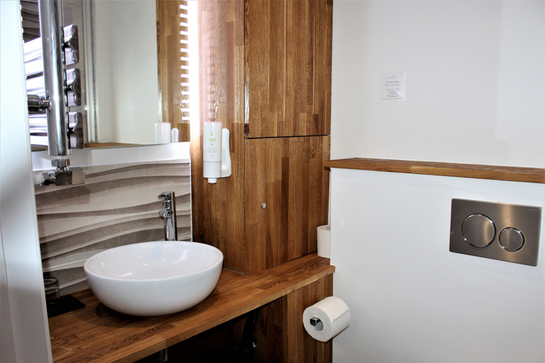 Bathroom 4, Rioshouse George-Inn, Buckinghamshire