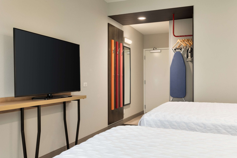 Bedroom 2, Tru by Hilton Cedar Rapids Westdale, Linn