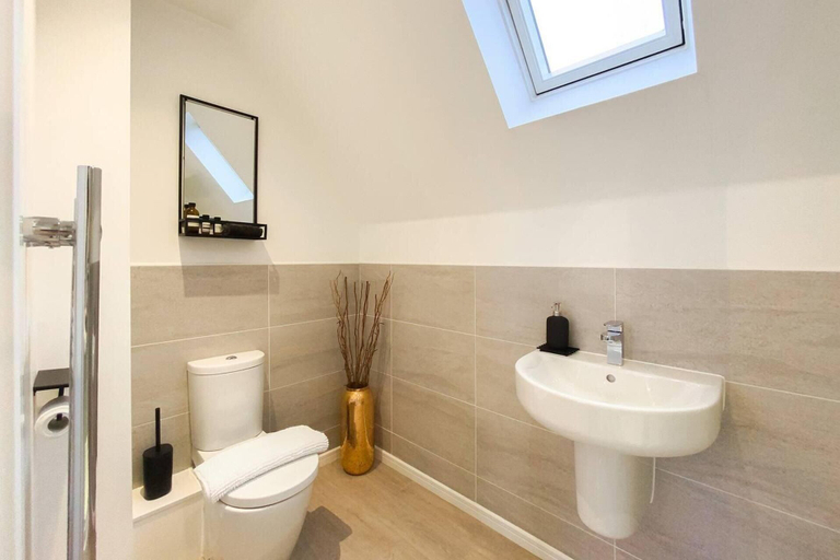Bathroom 4, Stunning 4 Bed House With Cinema Room & Parking, Manchester