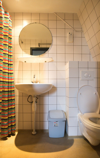 Bathroom 5, The Flying Pig Downtown Youth Hostel, Amsterdam