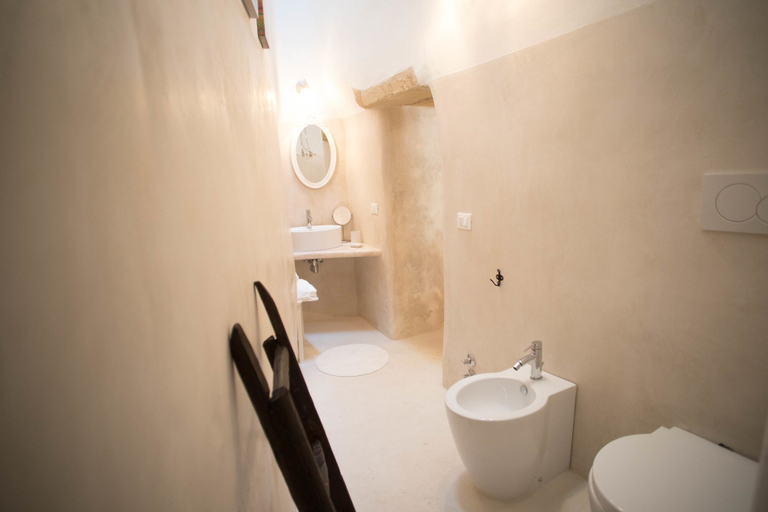 Bathroom 4, Corte Chiesa, Lecce