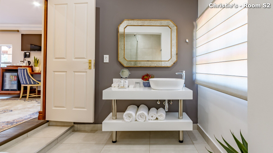 Bathroom 5, Christie's at 32 on Russell, Ehlanzeni
