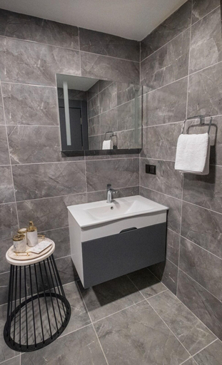 Bathroom 5, Ortel Inn, Perşembe