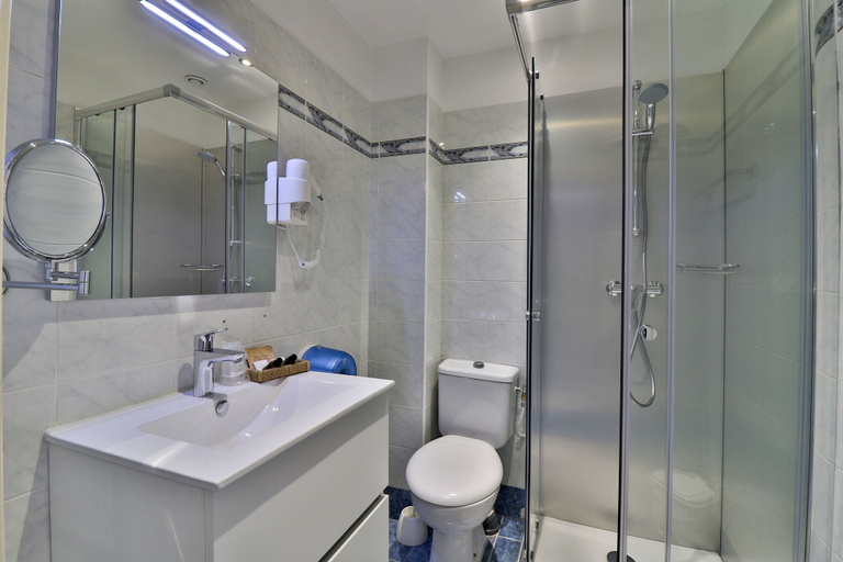 Bathroom 5, Hôtel de la Mer, Alpes-Maritimes