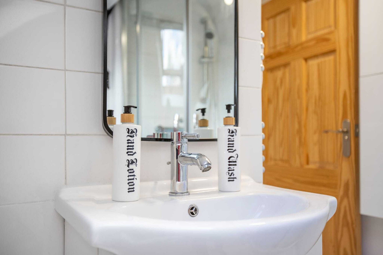 Bathroom 3, Stunning Character 2bed Cottage in St Albans Wifi, Hertfordshire