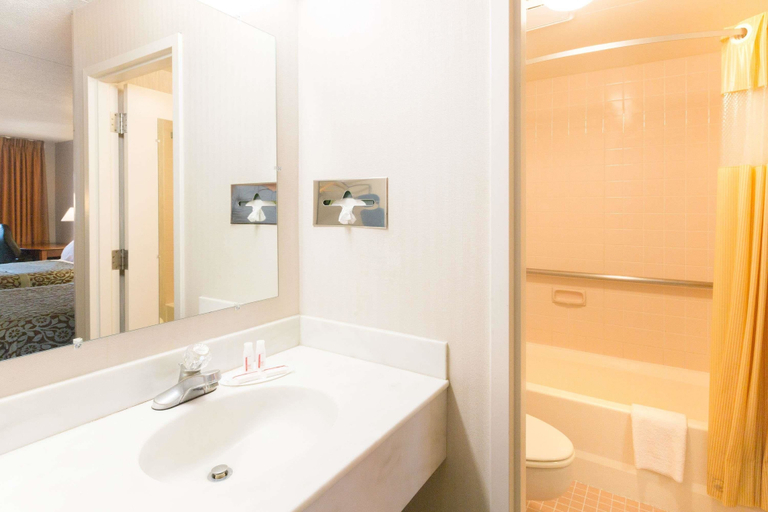 Bathroom 4, Days Inn by Wyndham Richmond, Madison