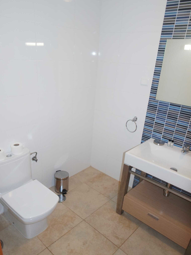 Bathroom 4, B26 - Palmeiras Top-Floor Apartment, Lagos