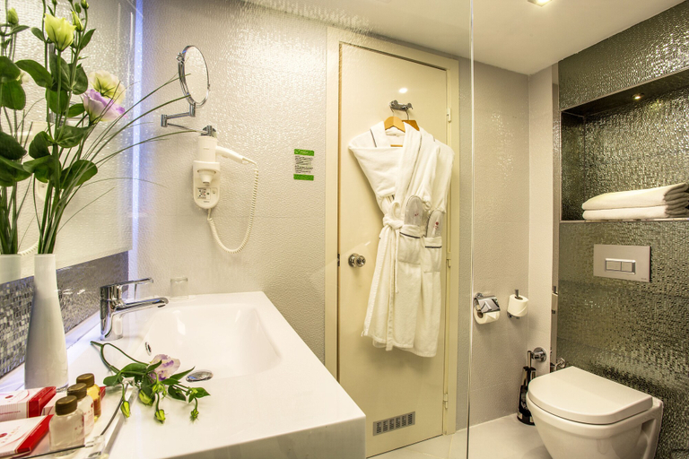Bathroom 5, Ramada by Wyndham Sofia City Center, Stolichna
