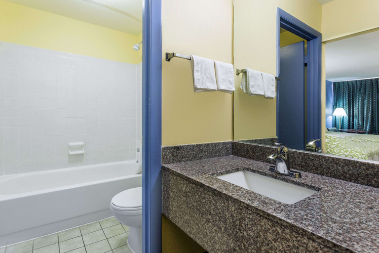 Bathroom 4, Days Inn by Wyndham Dickson, Dickson
